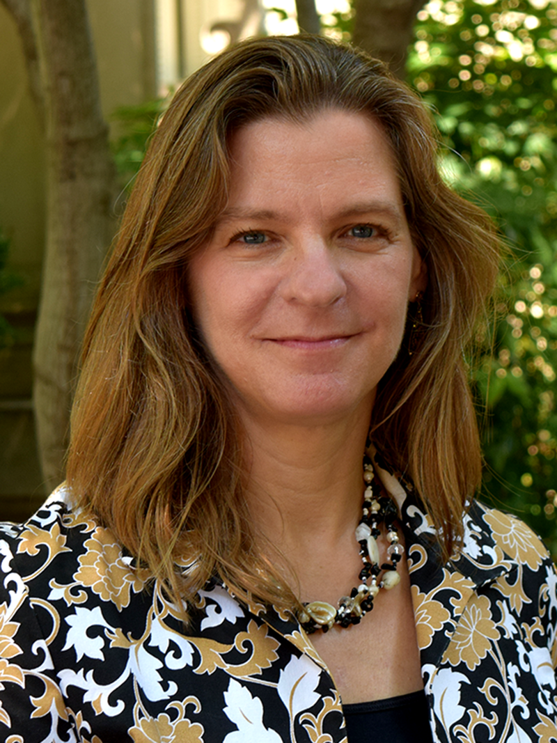 headshot of Ellen